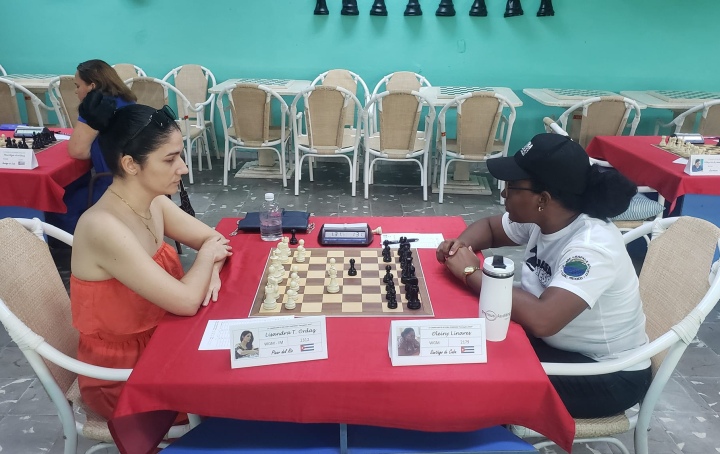 Oleiny Linares (right) facing the London System from Lisandra Ordaz