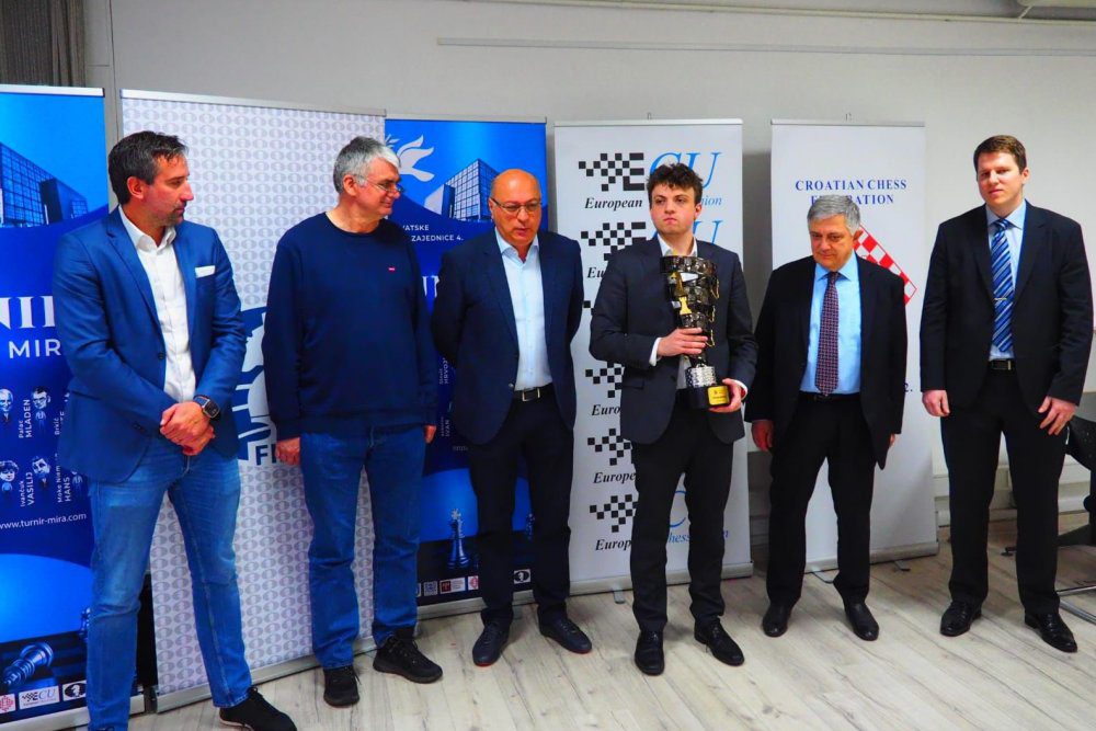 GM Hans Niemann accepts his winner's cup and prize. Organizers immediately moved to ruin his moment. Photo by https://www.turnir-mira.com/en/home/