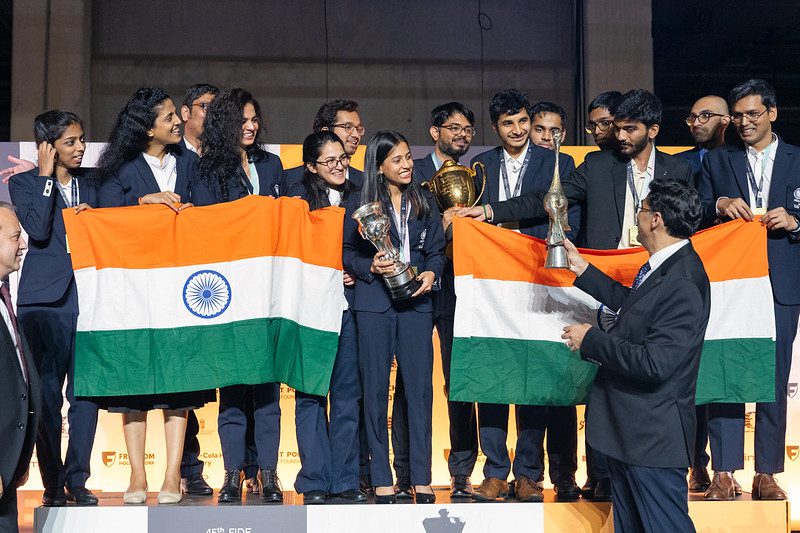 Viswanathan Anand presenting the Gaprindashvili Award to India for combined performance.
Both teams had already received their gold medals.
Photo by Maria Emelianova