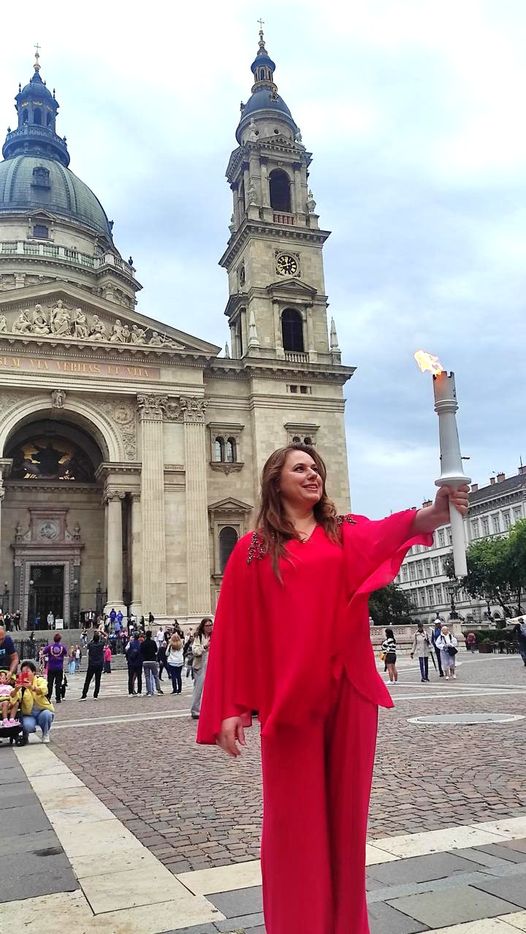Hungary's national chess icon Judit Polgar hoisting the Olympiad torch
in Budapest's City Centre Square.